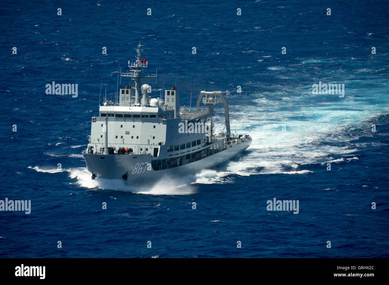 Marina cinese sottomarino nave soccorso Chang Dao cuoce a vapore in stretta formazione durante il cerchio della Pacific esercizi Luglio 28, 2016 in e intorno alle Isole Hawaii e la California del Sud. Foto Stock