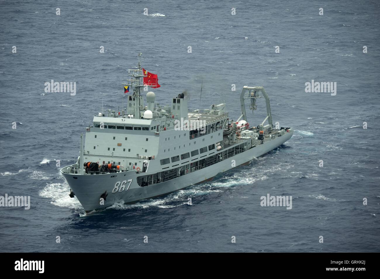 Marina cinese sottomarino nave soccorso Chang Dao cuoce a vapore in stretta formazione durante il cerchio della Pacific esercizi Luglio 28, 2016 in e intorno alle Isole Hawaii e la California del Sud. Foto Stock