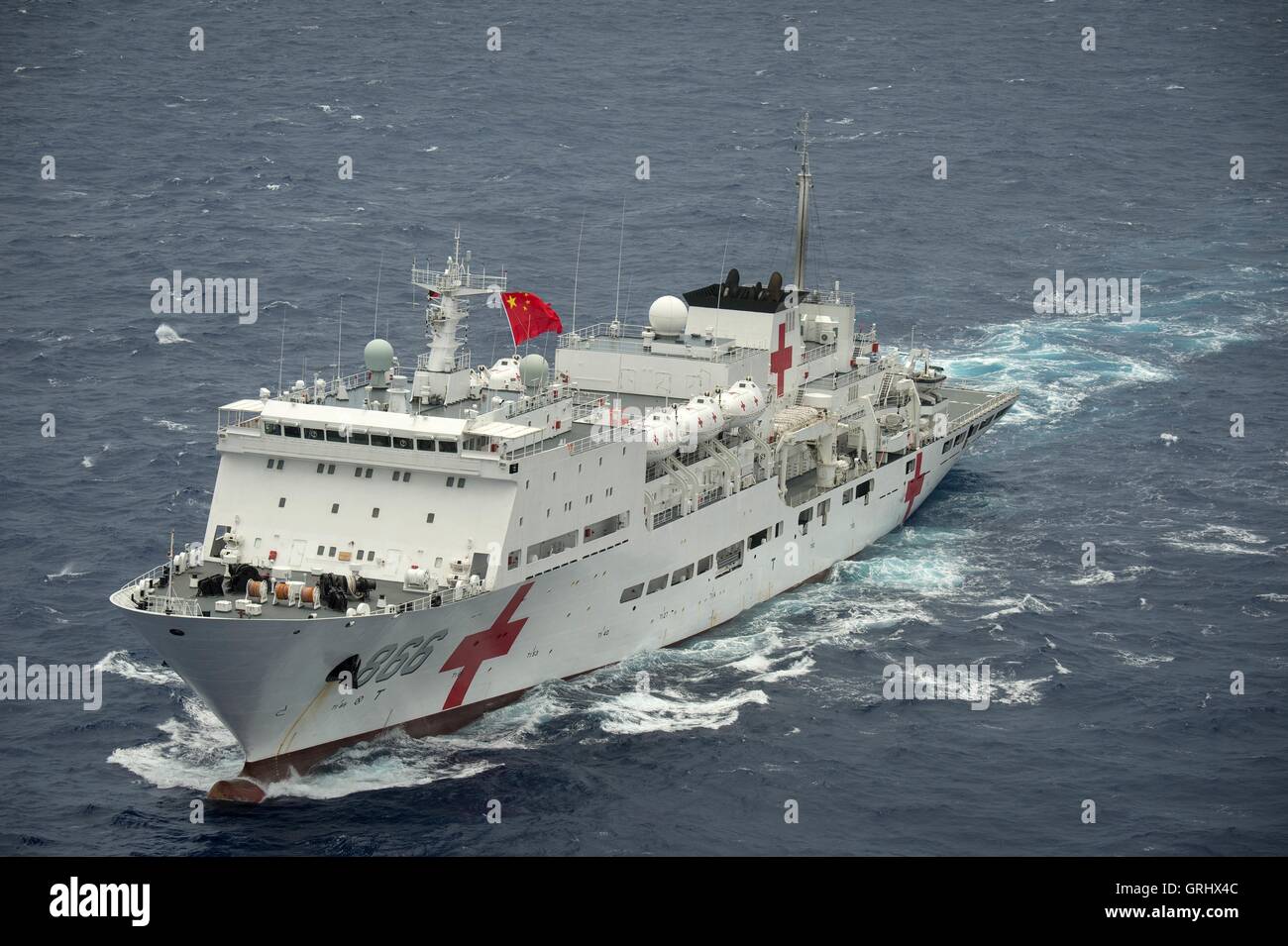 Marina cinese nave ospedale la pace Arca cuoce a vapore in stretta formazione durante il cerchio della Pacific esercizi Luglio 28, 2016 in e intorno alle Isole Hawaii e la California del Sud. Foto Stock