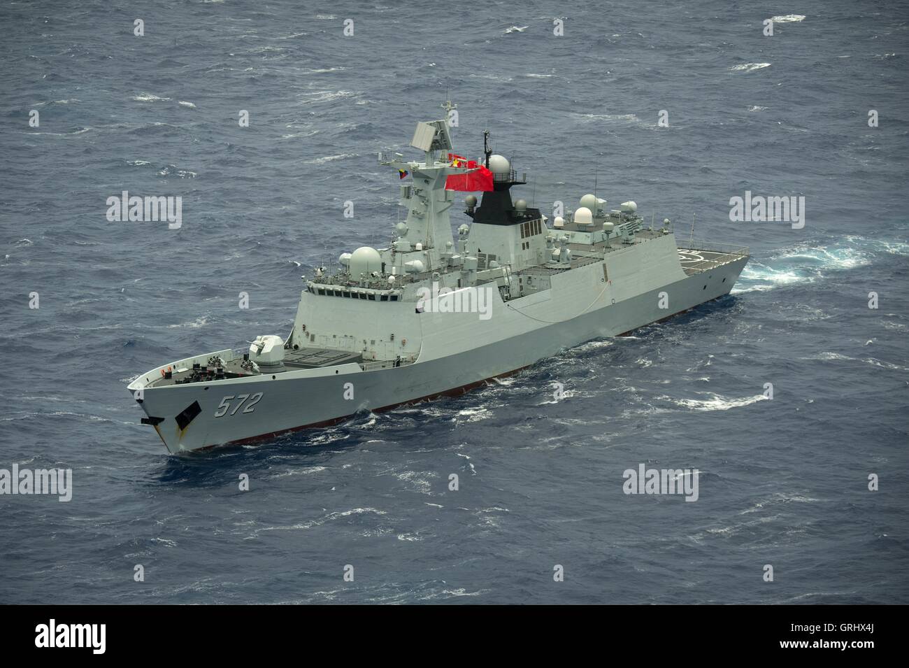 Marina cinese multi-ruolo frigate Hengshui cuoce a vapore in stretta formazione durante il cerchio della Pacific esercizi Luglio 28, 2016 in e intorno alle Isole Hawaii e la California del Sud. Foto Stock
