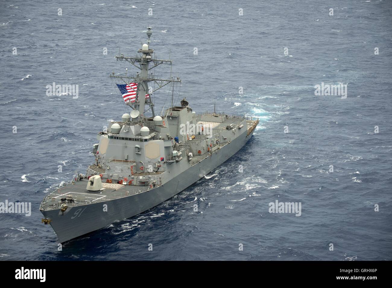 Stati Uniti Navy Arleigh Burke-class guidato-missile destroyer USS Pinckney (DDG 91) vapori in stretta formazione durante il cerchio della Pacific esercizi Luglio 28, 2016 in e intorno alle Isole Hawaii e la California del Sud. Foto Stock