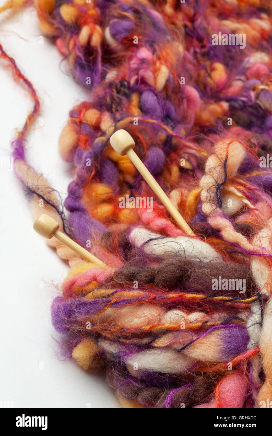 Immagine di coloratissimi mohair filati e aghi. Foto Stock