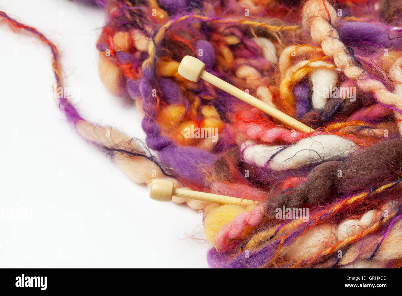 Immagine di coloratissimi mohair filati e aghi. Foto Stock