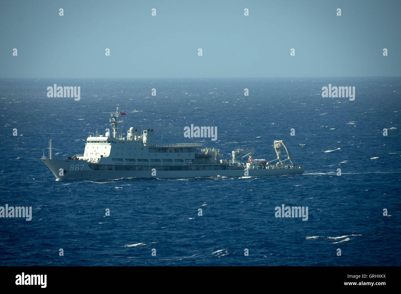 Marina cinese sottomarino nave soccorso Chang Dao cuoce a vapore in stretta formazione durante il cerchio della Pacific esercizi Luglio 28, 2016 in e intorno alle Isole Hawaii e la California del Sud. Foto Stock