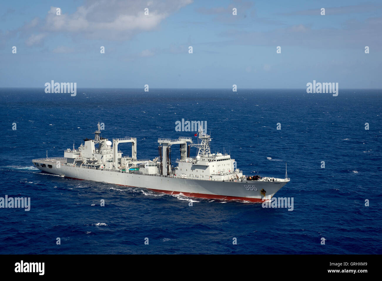 Marina cinese nave rifornimento Gaoyouhu cuoce a vapore in stretta formazione durante il cerchio della Pacific esercizi Luglio 28, 2016 in e intorno alle Isole Hawaii e la California del Sud. Foto Stock