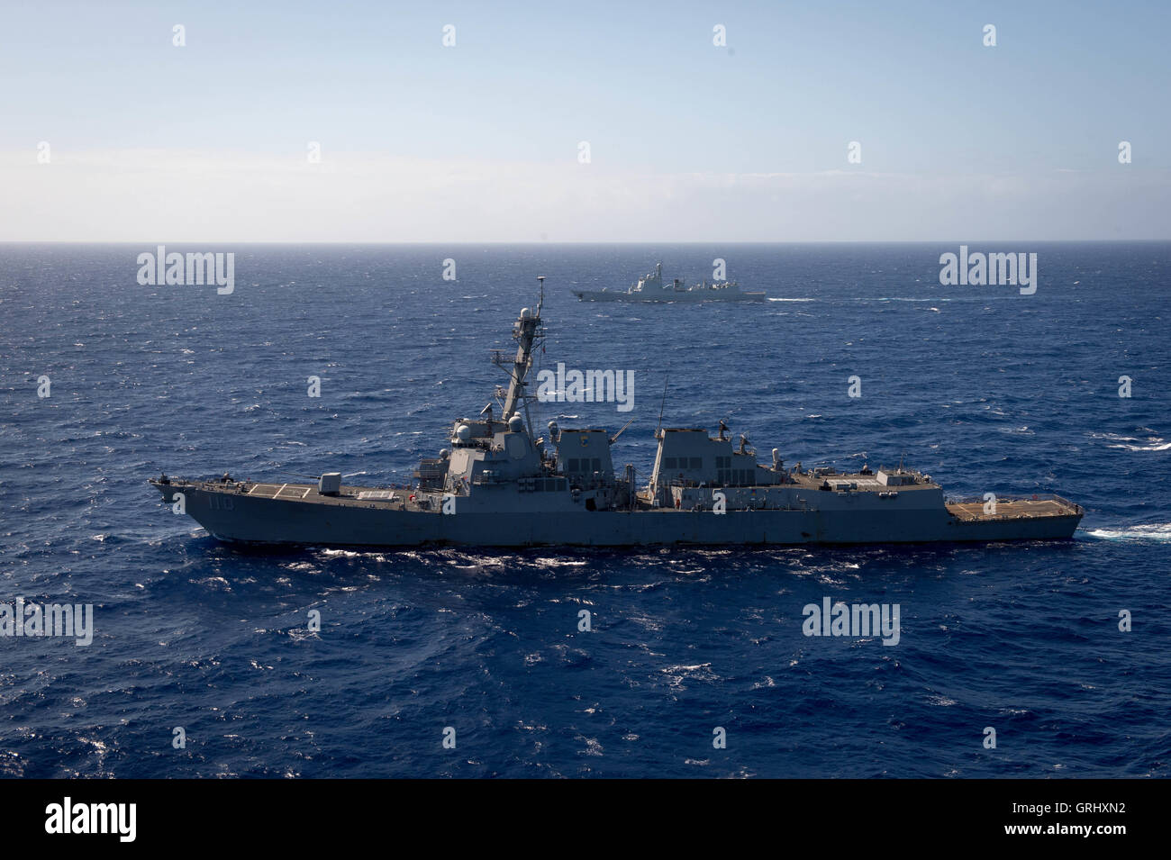 Stati Uniti Navy guidato-missile destroyer USS William Lawrence cuoce a vapore in stretta formazione durante il cerchio della Pacific esercizi Luglio 28, 2016 in e intorno alle Isole Hawaii e la California del Sud. Foto Stock