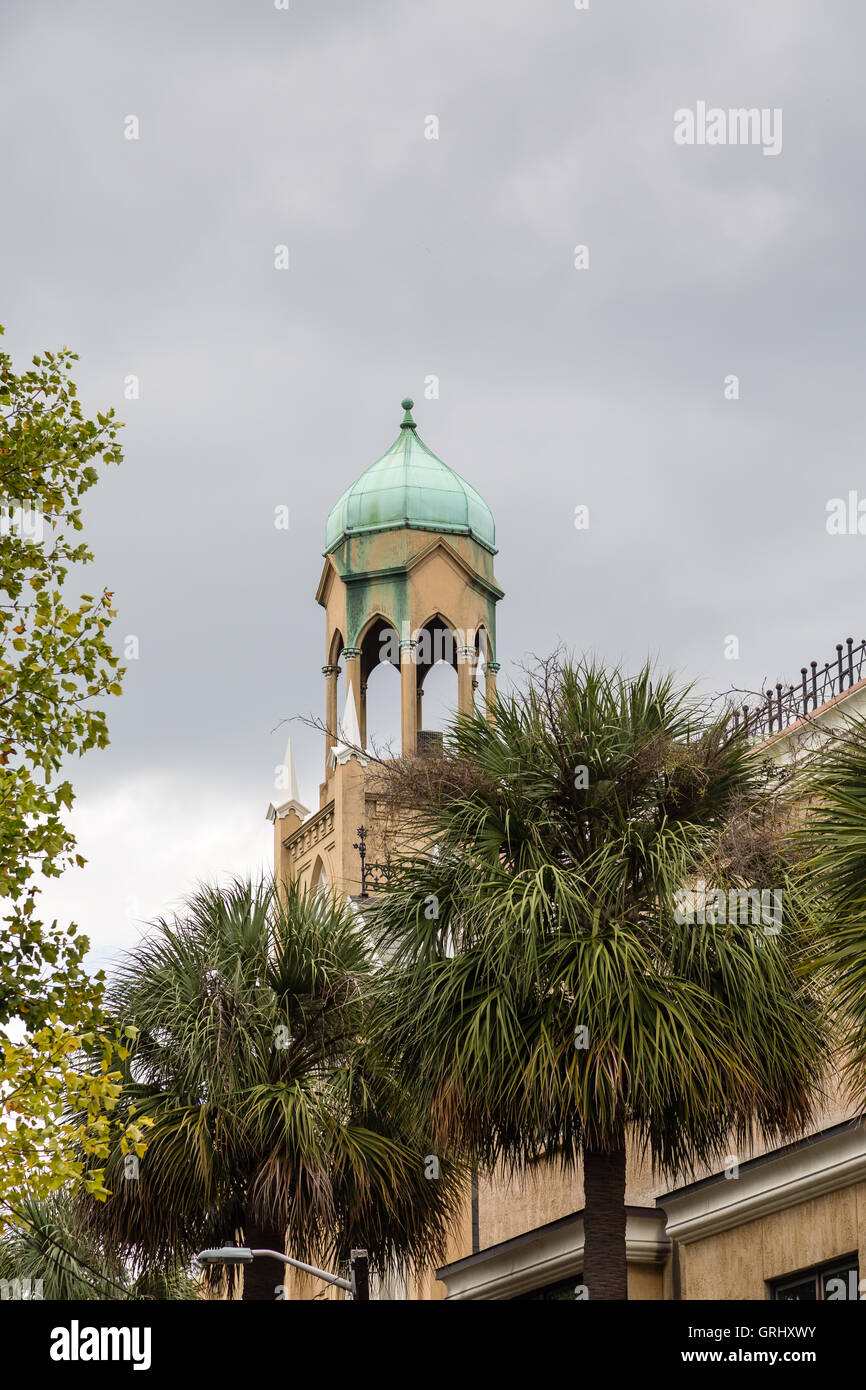 Green cupola a cipolla nei tropichi sotto le nuvole Foto Stock