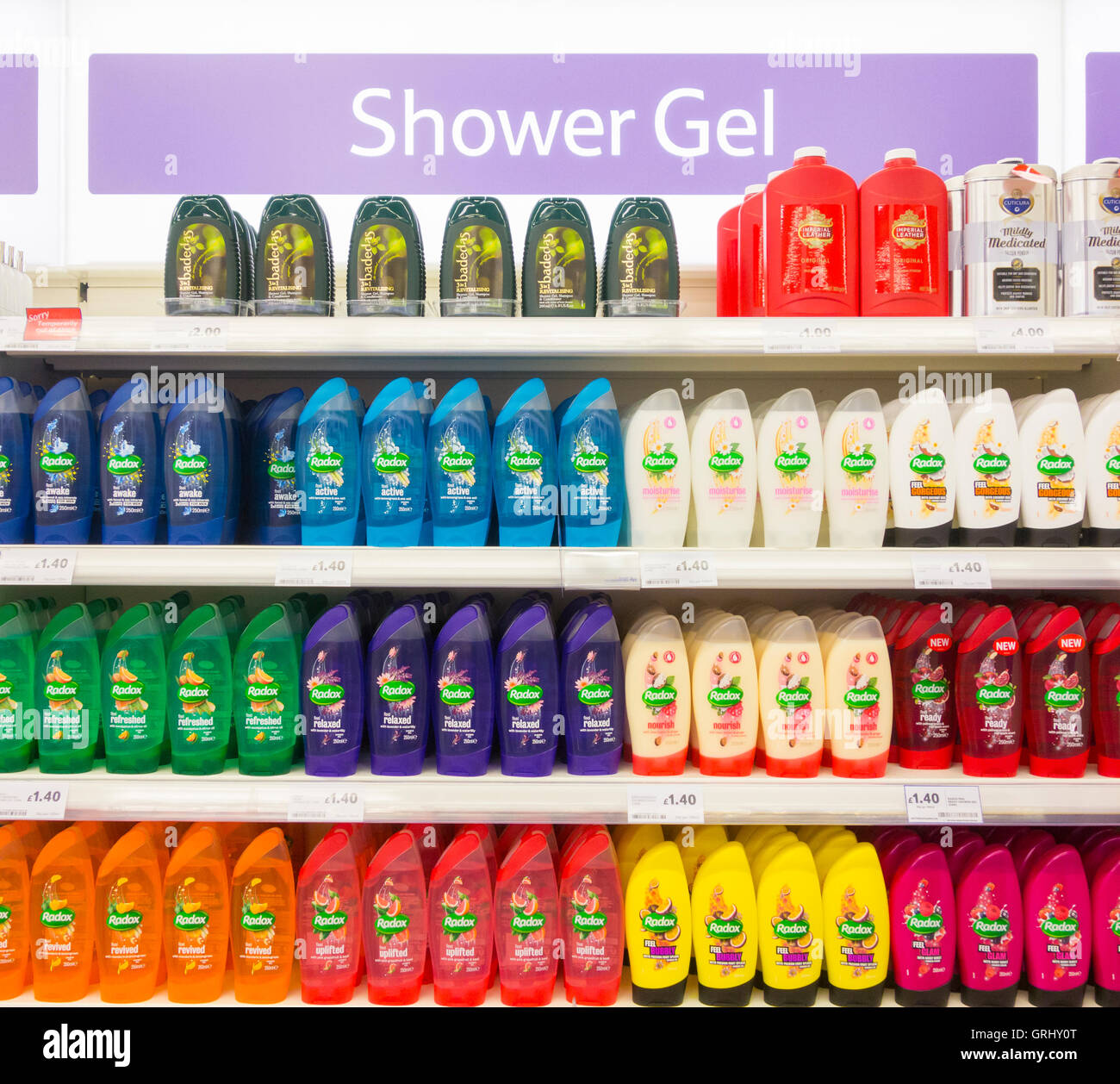 Doccia gel display nel supermercato Tesco. Regno Unito Foto Stock