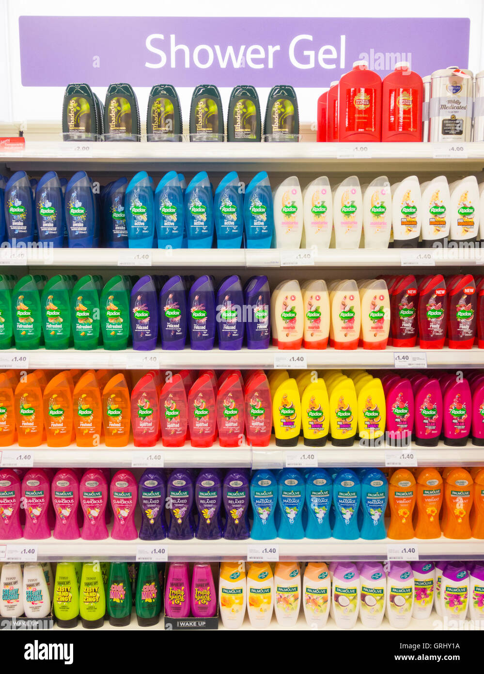Doccia gel display nel supermercato Tesco. Regno Unito Foto Stock