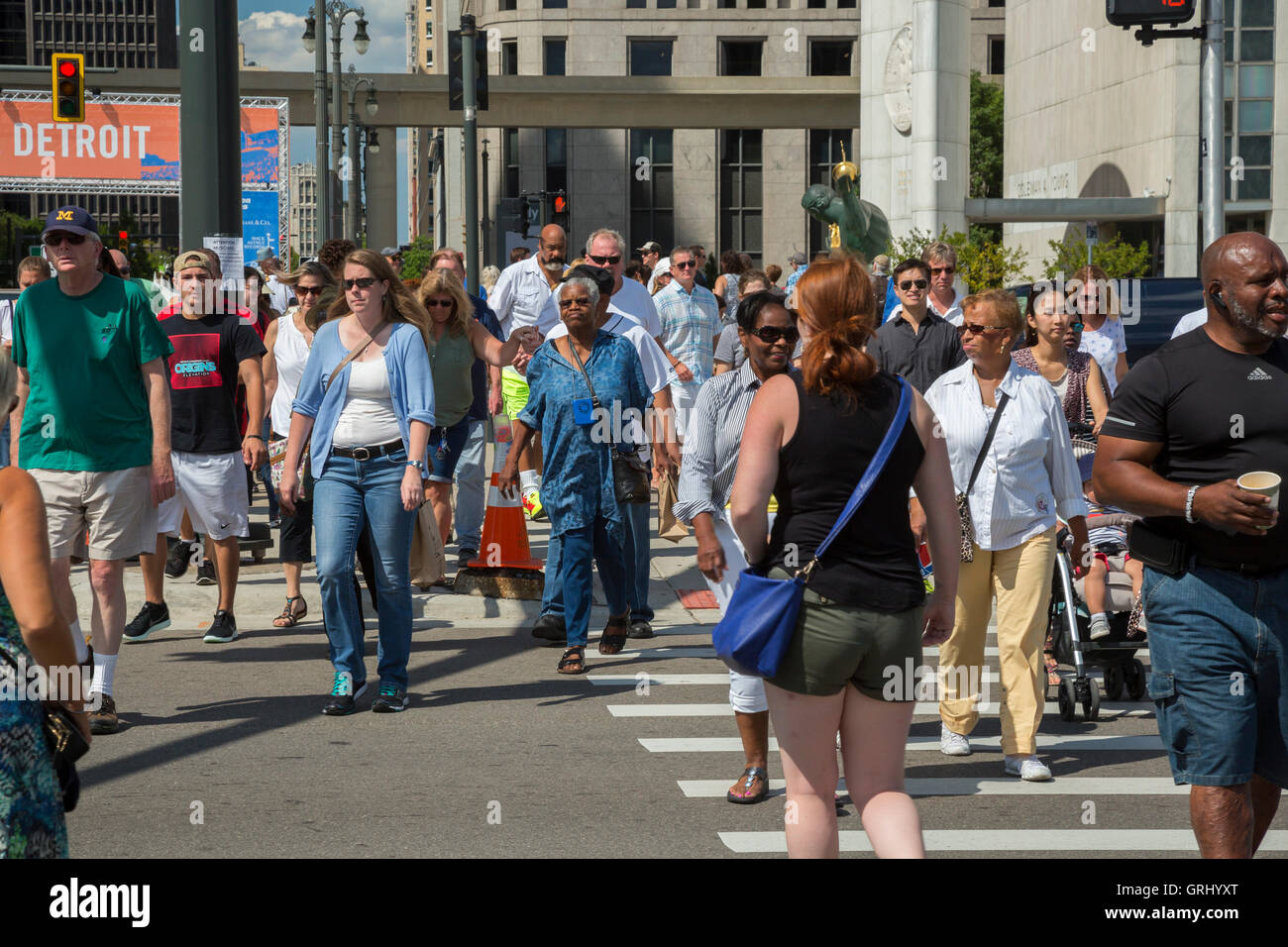 Detroit, Michigan - persone attraversano una strada sul loro modo di Detroit Jazz Festival. Foto Stock