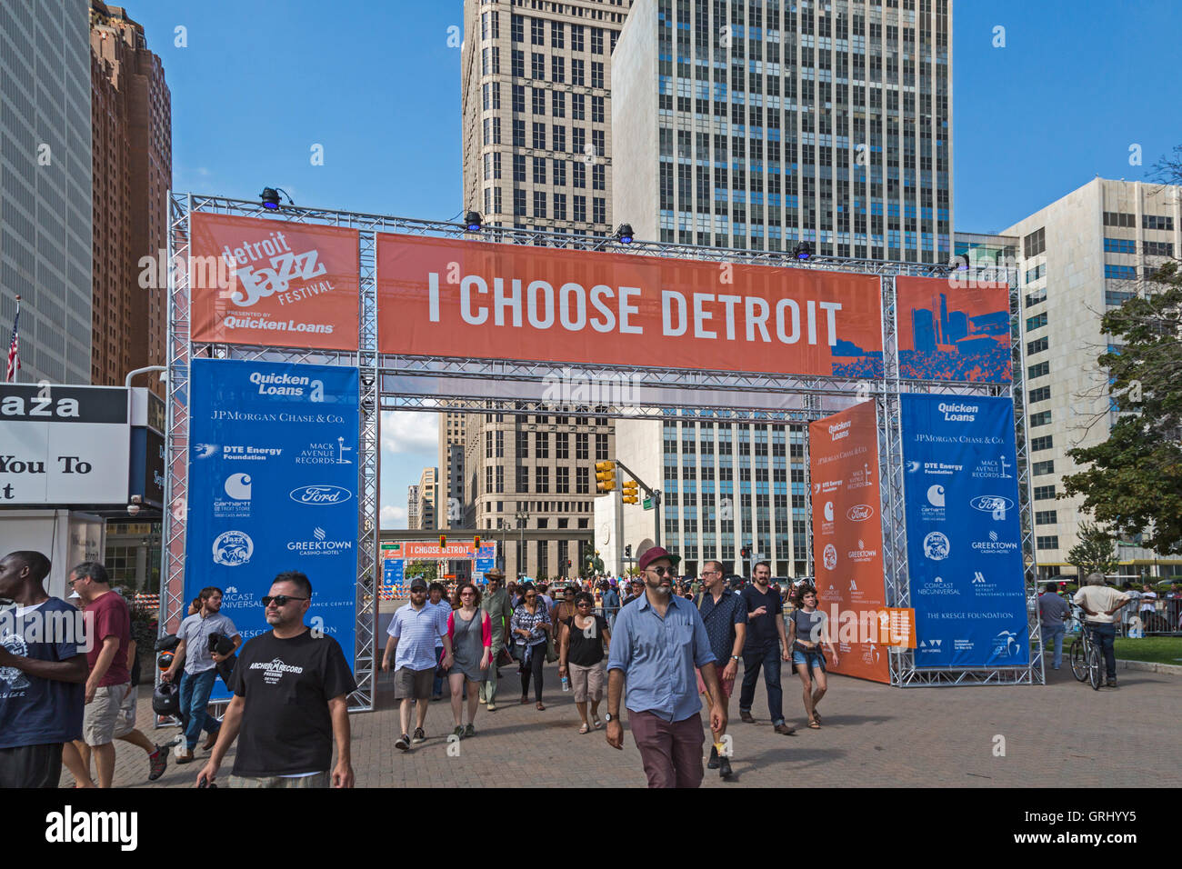 Detroit, Michigan - persone immettere Hart Plaza per il Detroit Jazz Festival. Foto Stock