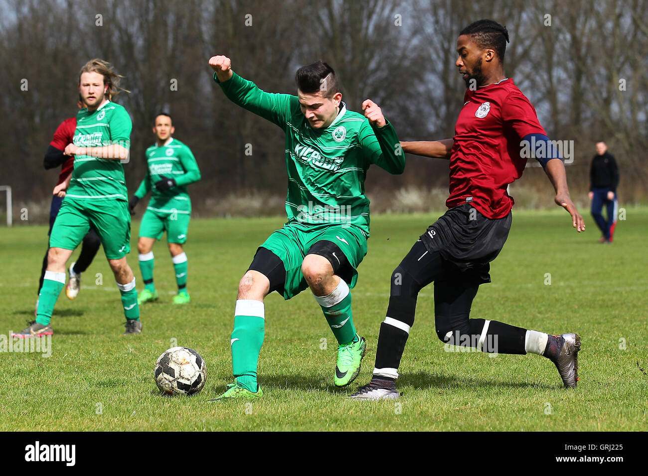 Boston Celtics (verdi) vs Regents Park Rovers, Hackney & Leyton Domenica League calcio a Hackney Marshes il 27 marzo 2016 Foto Stock