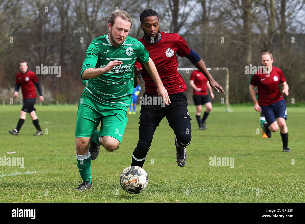 Boston Celtics (verdi) vs Regents Park Rovers, Hackney & Leyton Domenica League calcio a Hackney Marshes il 27 marzo 2016 Foto Stock