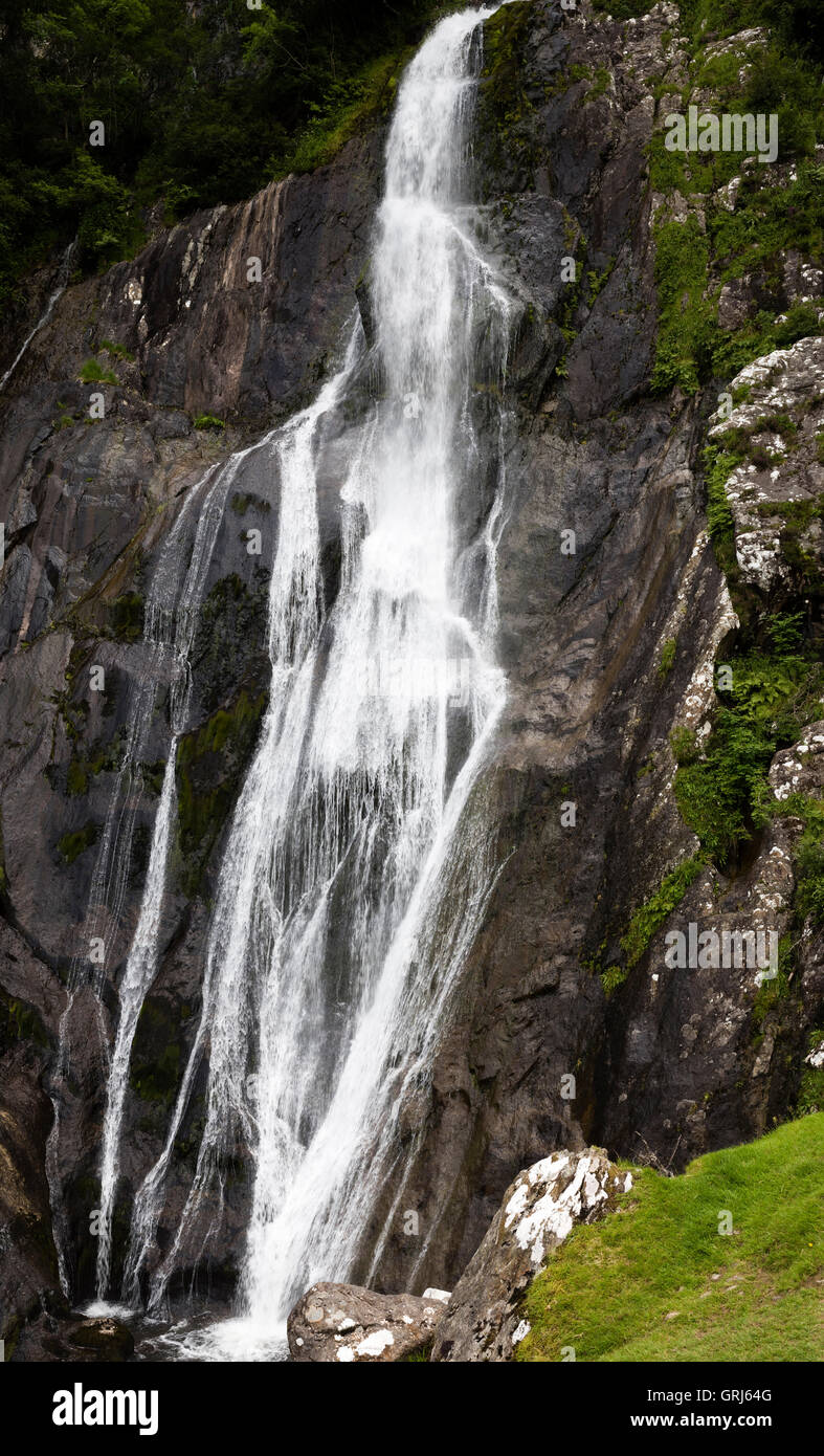 Acqua cascata di 37 metri a Aber Falls, Abergwyngregyn, Gwynedd, Wales, Regno Unito Foto Stock