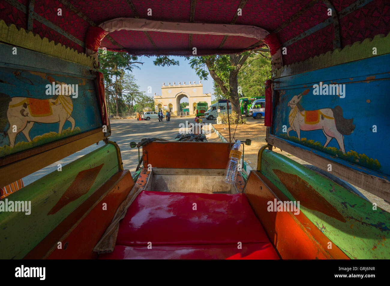 Vista di Daria Daulat Bagh, Tipu Sultan's Summer Palace dall'interno di un cavallo e veicolo, Srirangapatna, Karnataka Foto Stock