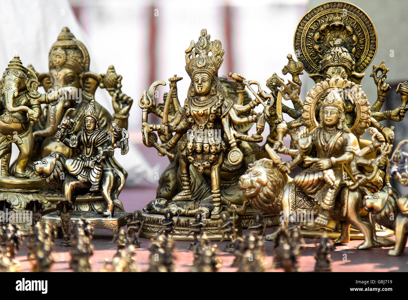 Statue in bronzo del Signore ganesha,Maatha Kaali e Durga Devi. Visto a Chamundi tempio hill road, Mysore, Karnataka Foto Stock