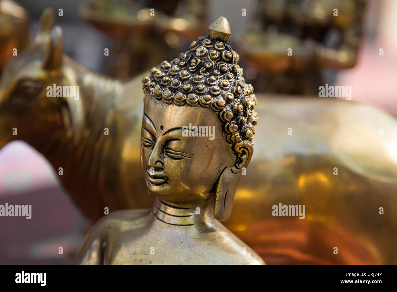 Il bronzo statua del Buddha realizzato in collina Chamundi tempio, Mysore, Karnataka, India Foto Stock
