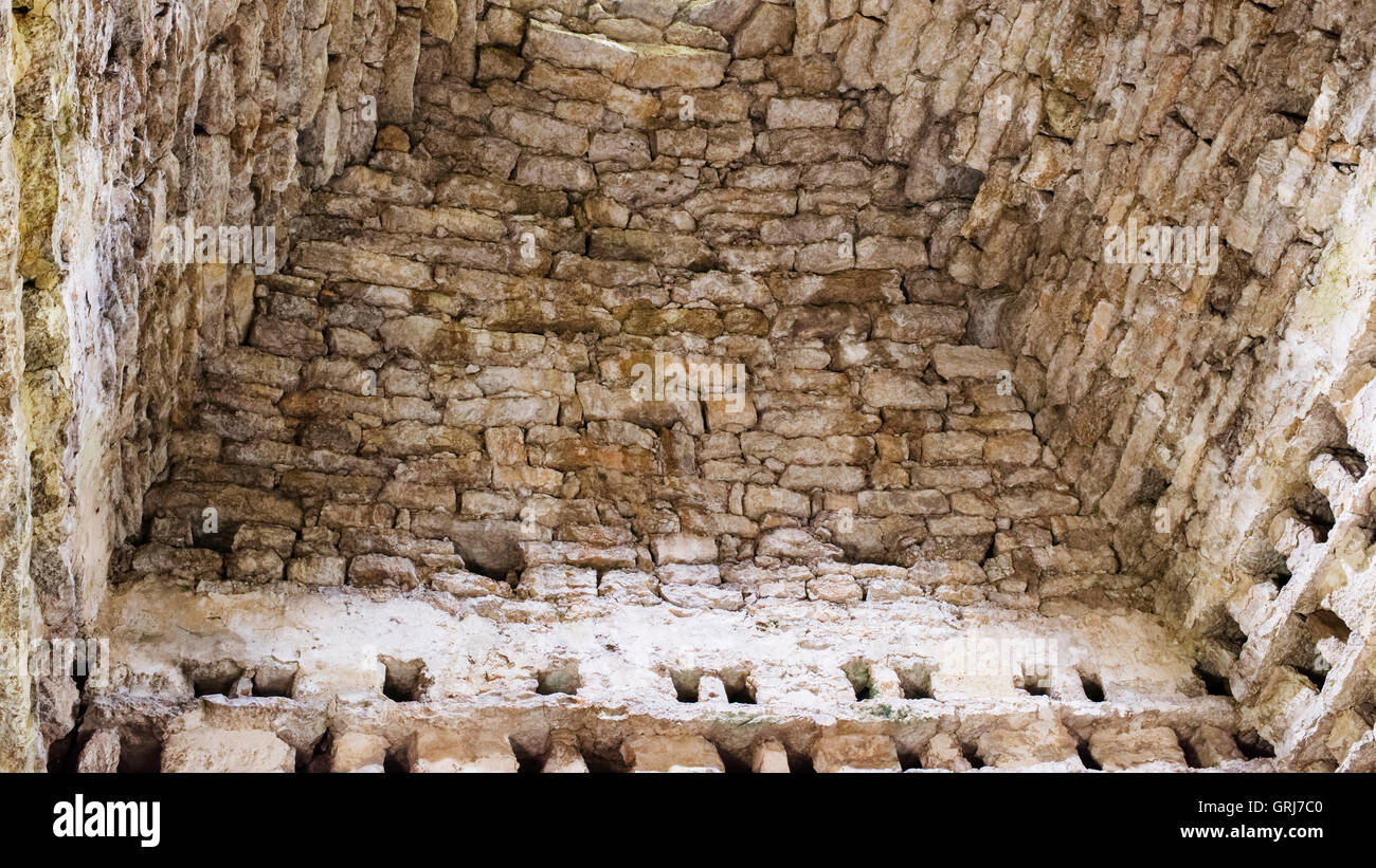 Una sezione di soffitto di inizio secolo17th Colombaia a Penmon, Anglesey, Galles, Regno Unito Foto Stock