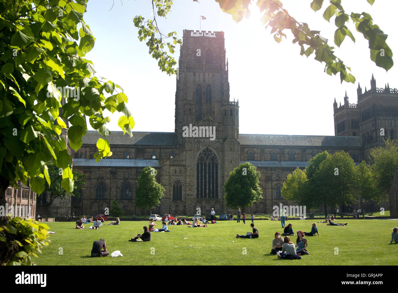 Gli studenti rilassante sul palazzo verde, Durham Foto Stock