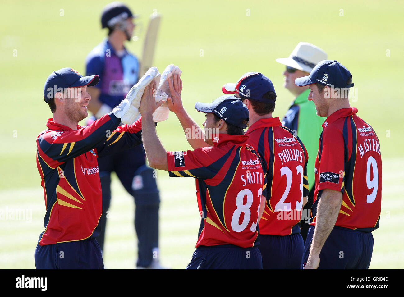 Essex giocatori festeggiare il paletto di John Simpson - Essex CCC vs Middlesex CCC - amichevole partita di cricket a Ford County Ground, Chelmsford Essex - 26/03/12 Foto Stock