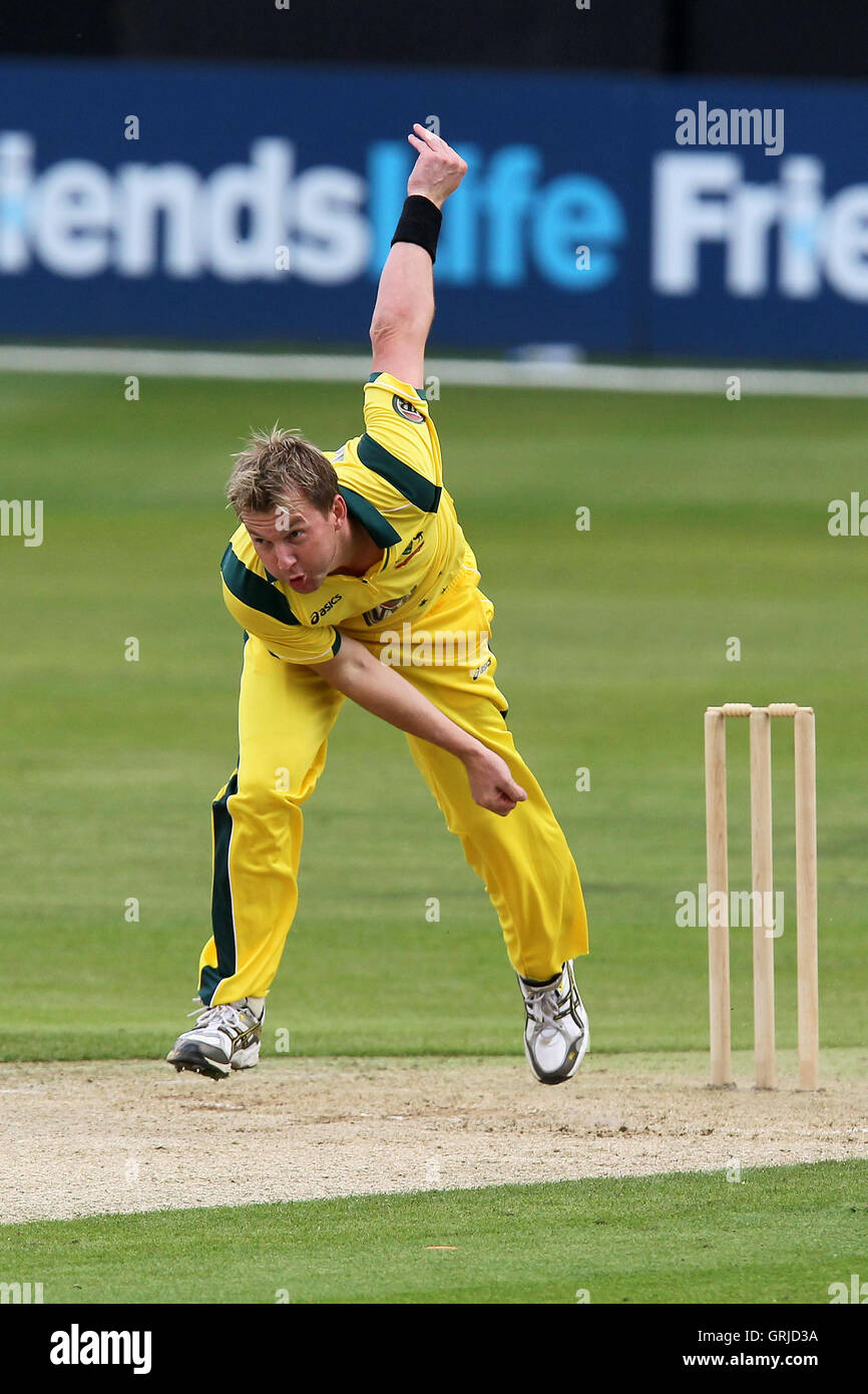 Brett Lee in azione di bowling per l'Australia - Essex Eagles vs Australia - Tourist Match Cricket presso la Ford County Ground, Chelmsford Essex - 26/06/12 Foto Stock