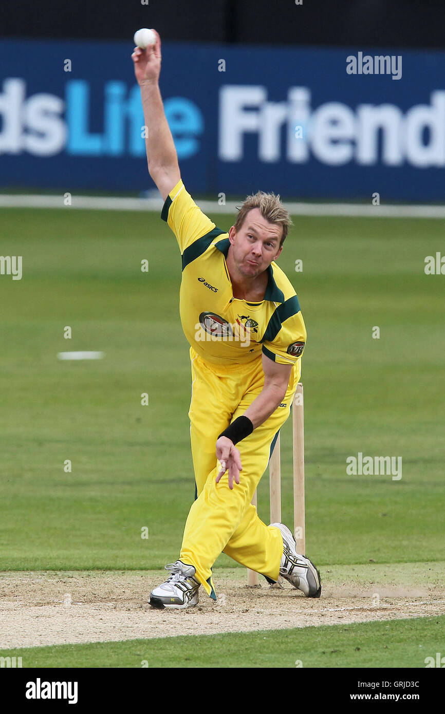 Brett Lee in azione di bowling per l'Australia - Essex Eagles vs Australia - Tourist Match Cricket presso la Ford County Ground, Chelmsford Essex - 26/06/12 Foto Stock