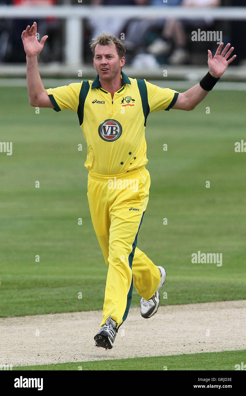 Brett Lee in azione di bowling per l'Australia - Essex Eagles vs Australia - Tourist Match Cricket presso la Ford County Ground, Chelmsford Essex - 26/06/12 Foto Stock