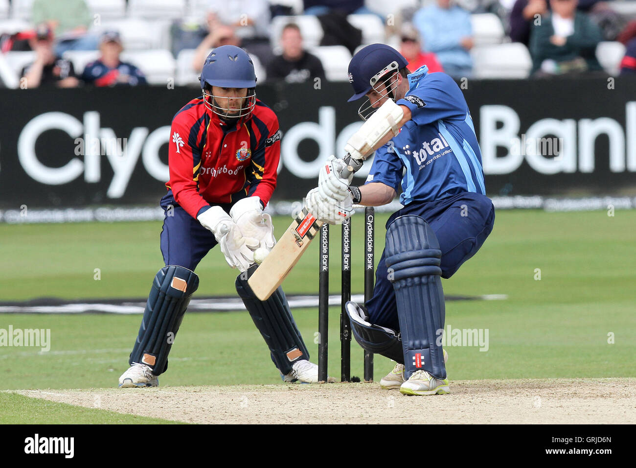 James Foster prende una cattura di licenziare Gloucestershire battitore Kane Williamson dal bowling di David Masters - Essex Eagles vs Gloucestershire Gladiatori - Banca di Clydesdale CB40 Cricket presso la Ford County Ground, Chelmsford Essex - 04/06/12 Foto Stock