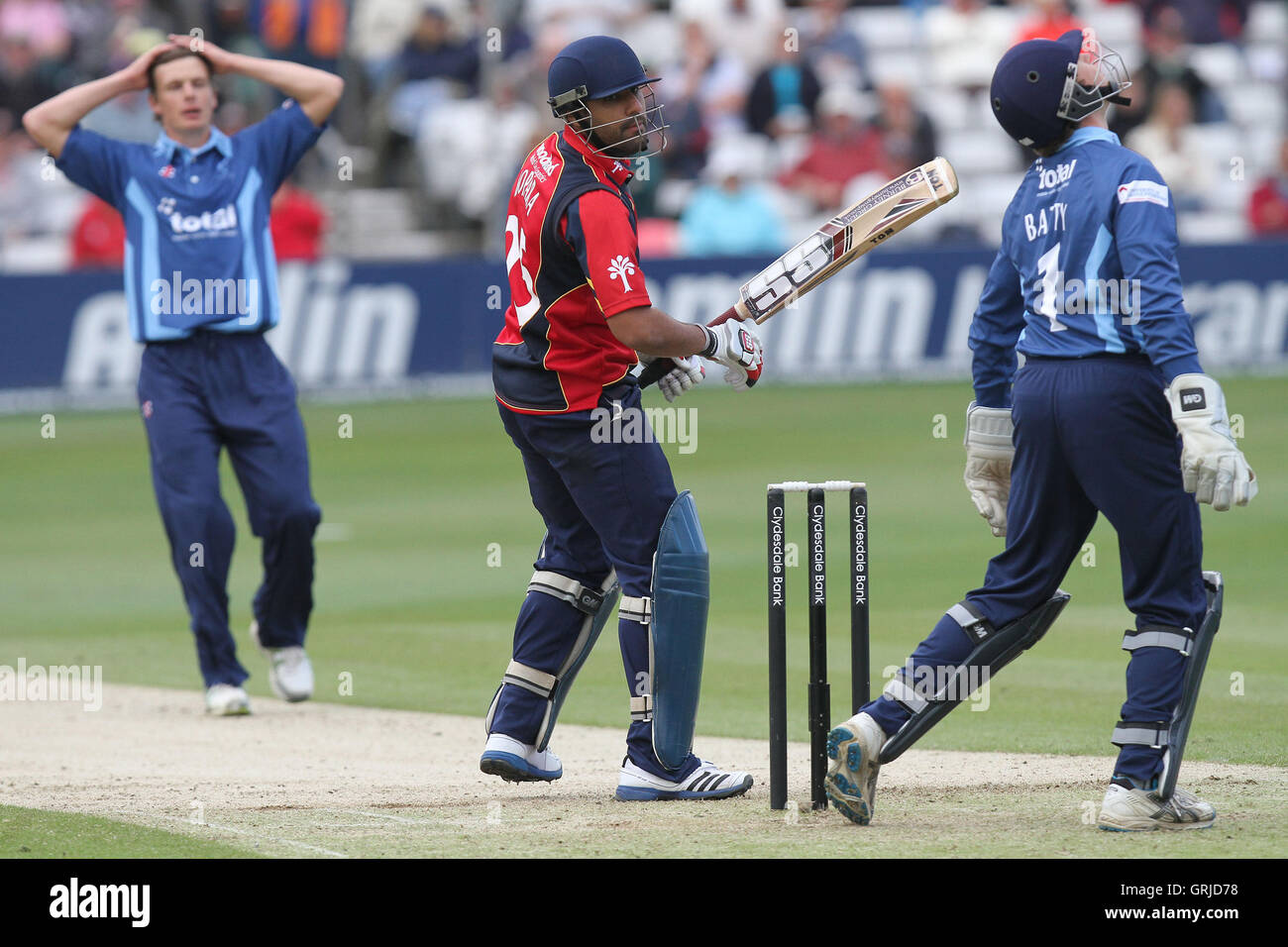 Frustrazione per Gloucestershire come Ravi Bopara trova il confine con un bordo - Essex Eagles vs Gloucestershire Gladiatori - Banca di Clydesdale CB40 Cricket presso la Ford County Ground, Chelmsford Essex - 04/06/12 Foto Stock