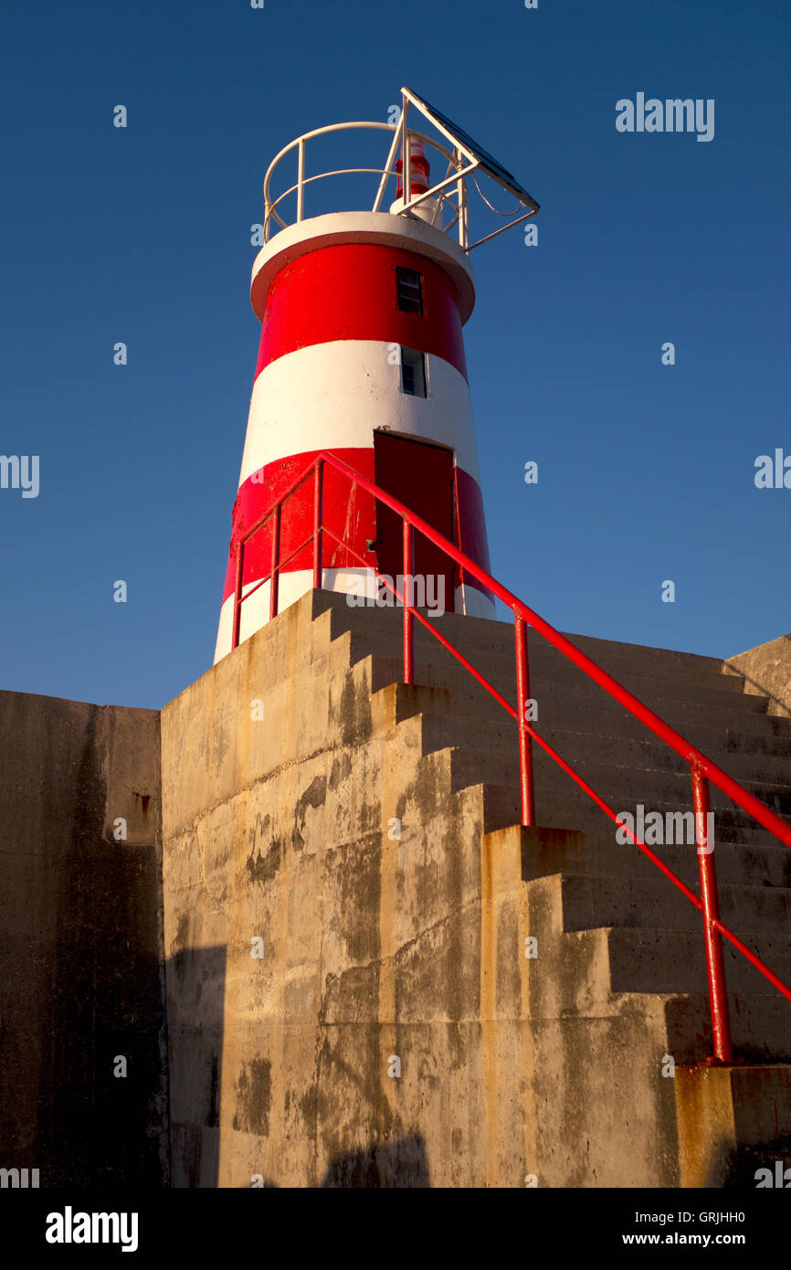 Rossa e bianca a strisce faro Baleeira porto di pesca, Sagres Algarve Foto Stock