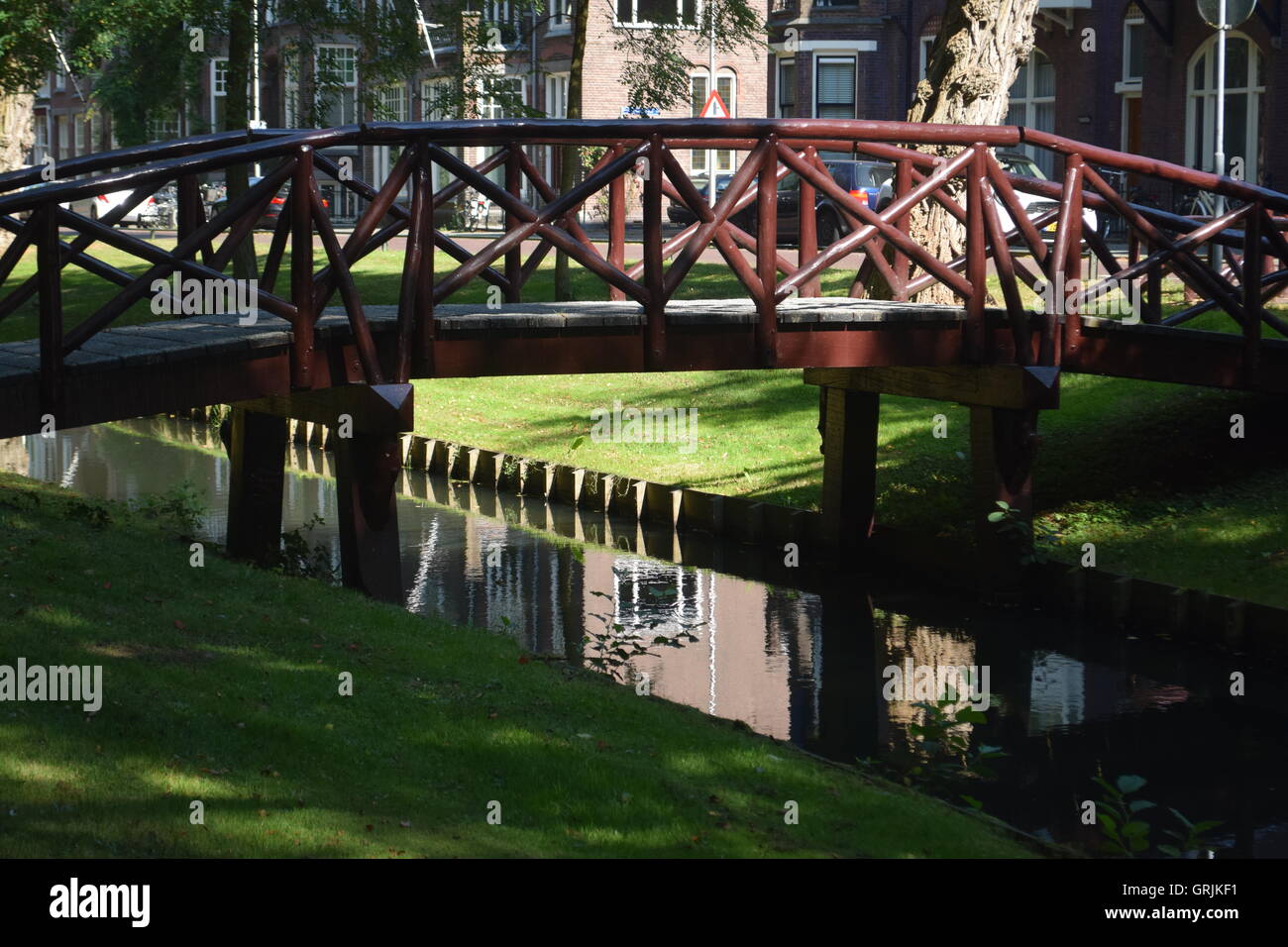 Ponte di legno sopra l'acqua Foto Stock