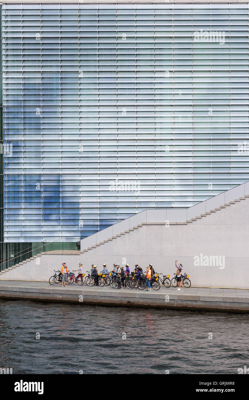 Un gruppo di giovani turisti su un tour in bicicletta di fare visita a Berlino, Germania. Foto Stock