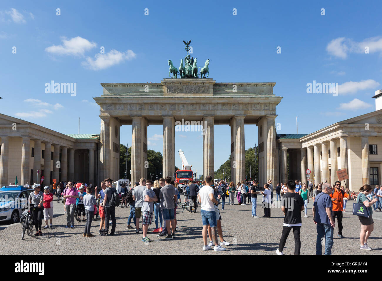 Molti turisti persone di fronte alla Porta di Brandeburgo a Berlino, Germania. Foto Stock