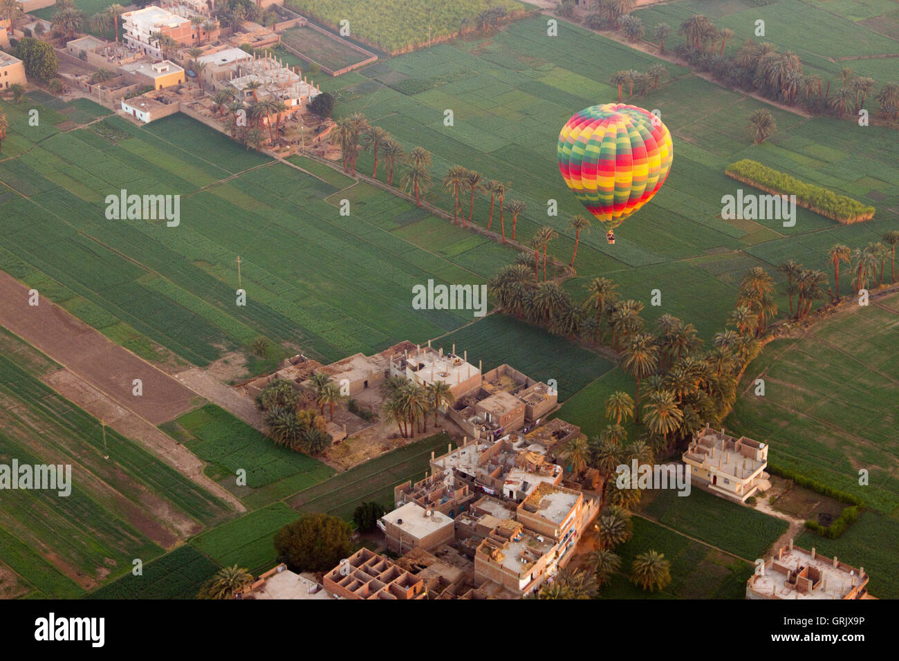 In mongolfiera ad aria calda sopra la valle del Nilo Foto Stock