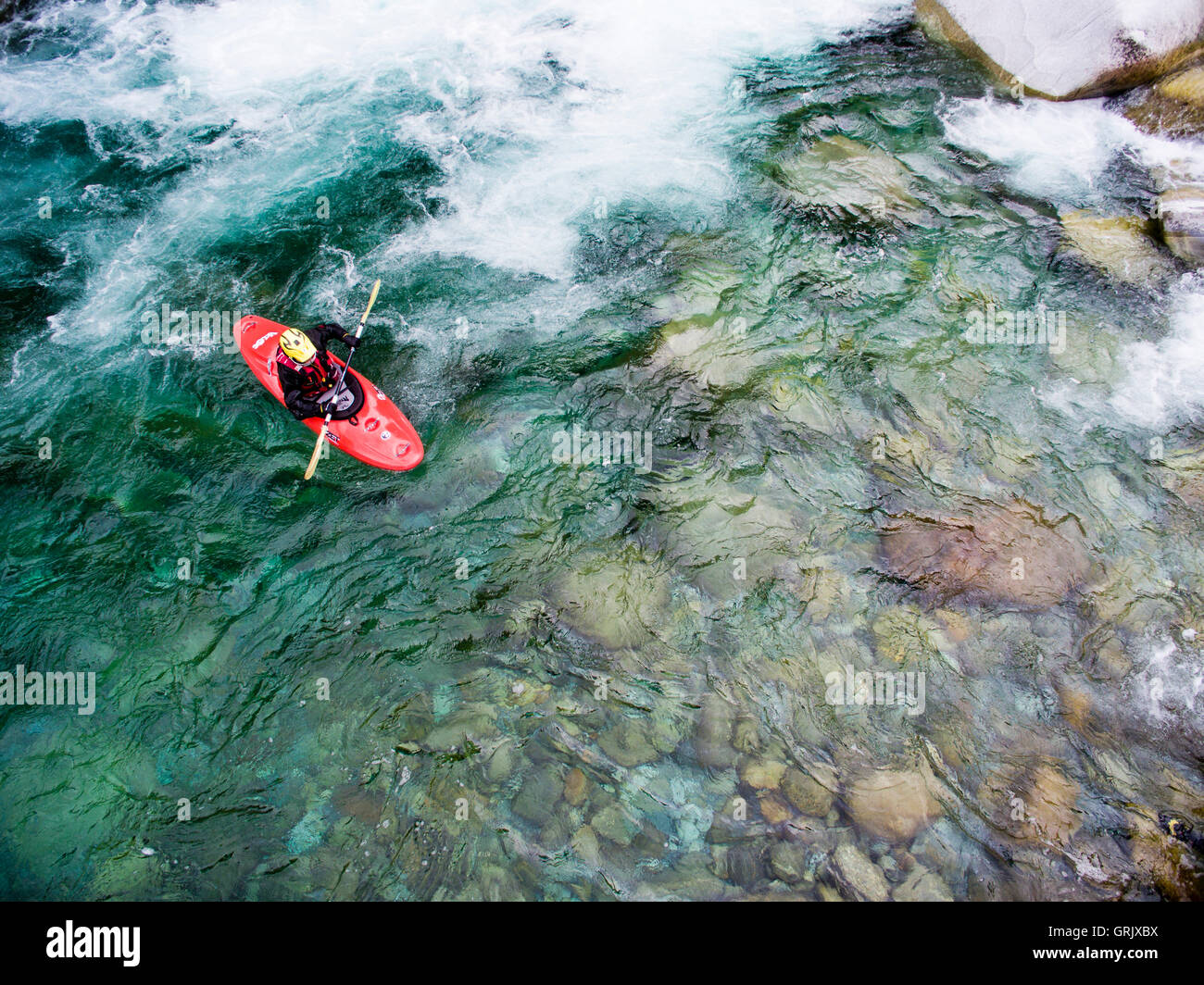 Fare kayak in Val Verzasca, Ticino, Svizzera Foto Stock