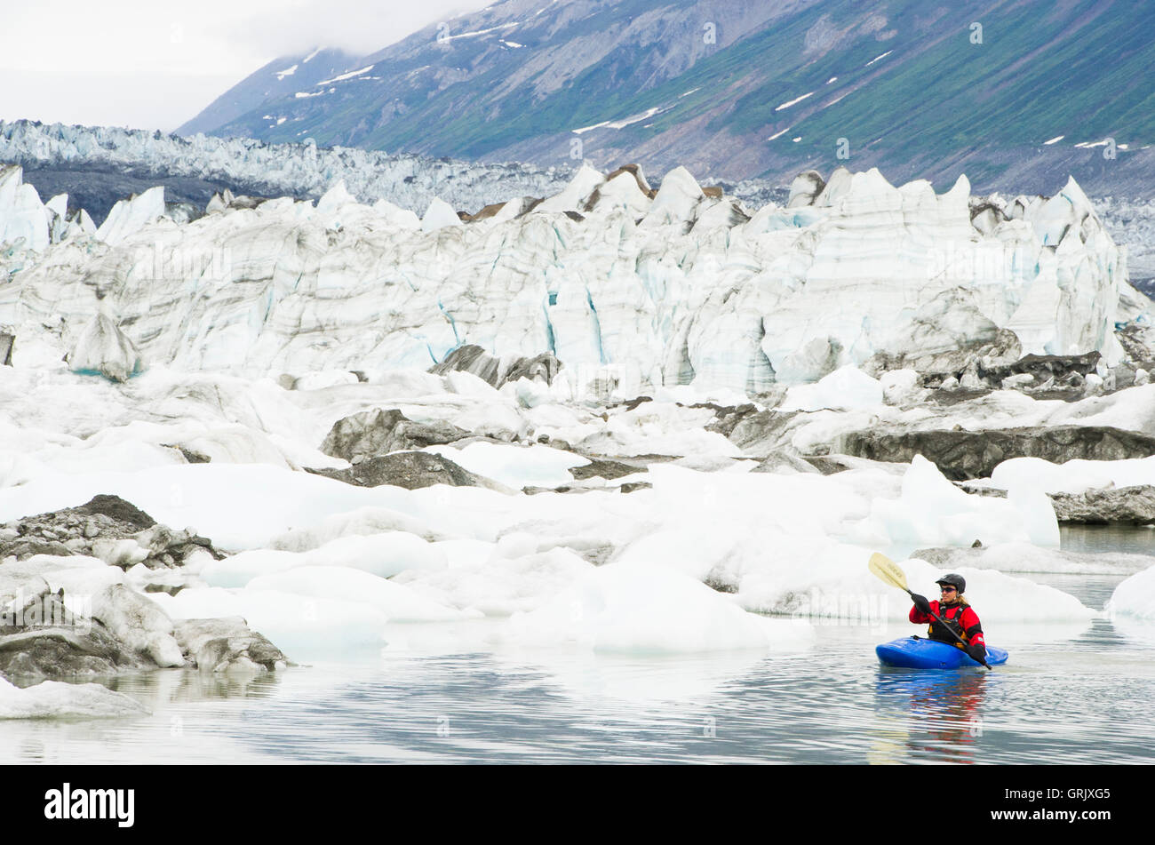 Kayaker Navagating ghiaccio nel lago di Lowell, Alsek River Foto Stock