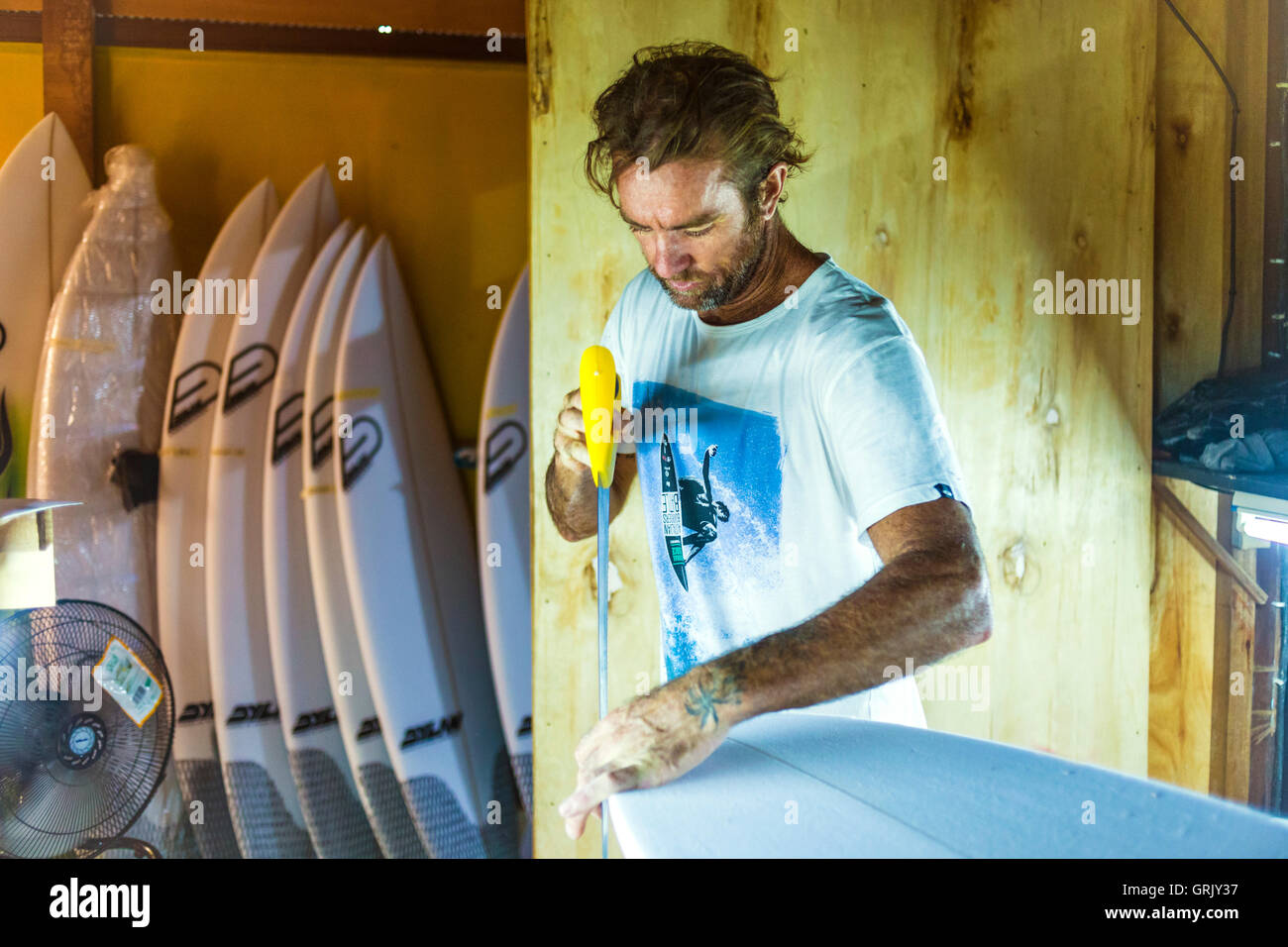 Australian surfboard shaper Dylan Longbottom Foto Stock
