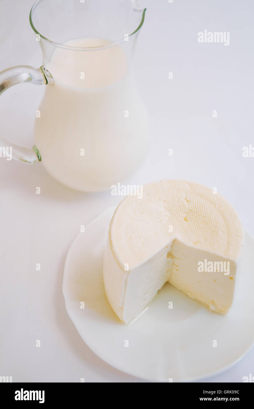 Il formaggio e la brocca del latte. Foto Stock