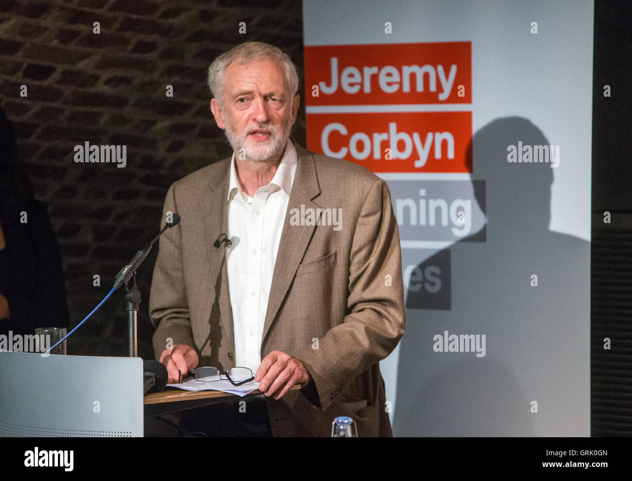 Jeremy Corbyn parla di un evento a Londra per promuovere la sua offerta a conquistare la leadership laburista contest Foto Stock