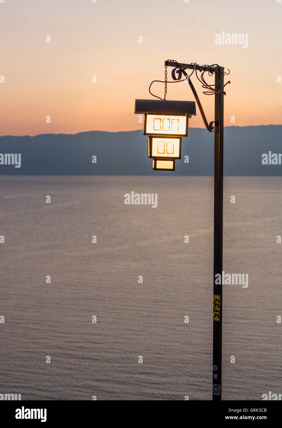 Casa lanterna sagomato splendente dal lago Foto Stock