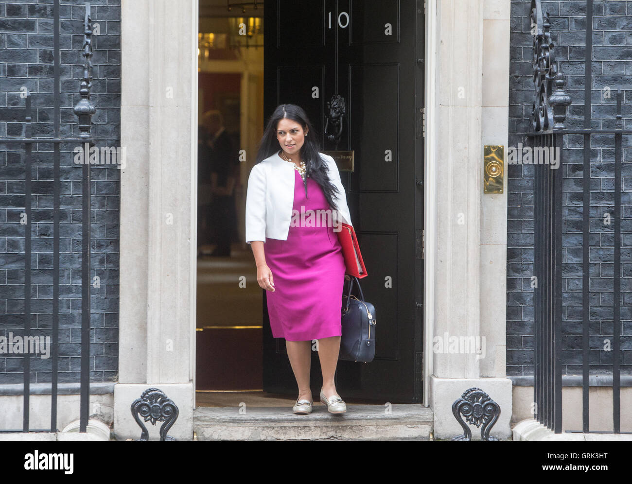 Priti Patel,il Segretario di Stato per lo sviluppo internazionale,Numero di foglie 10 dopo una riunione del gabinetto Foto Stock