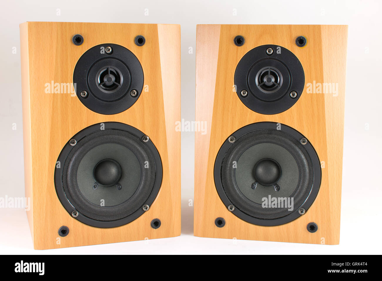 In legno di qualità altoparlanti stereo su bianco Foto Stock