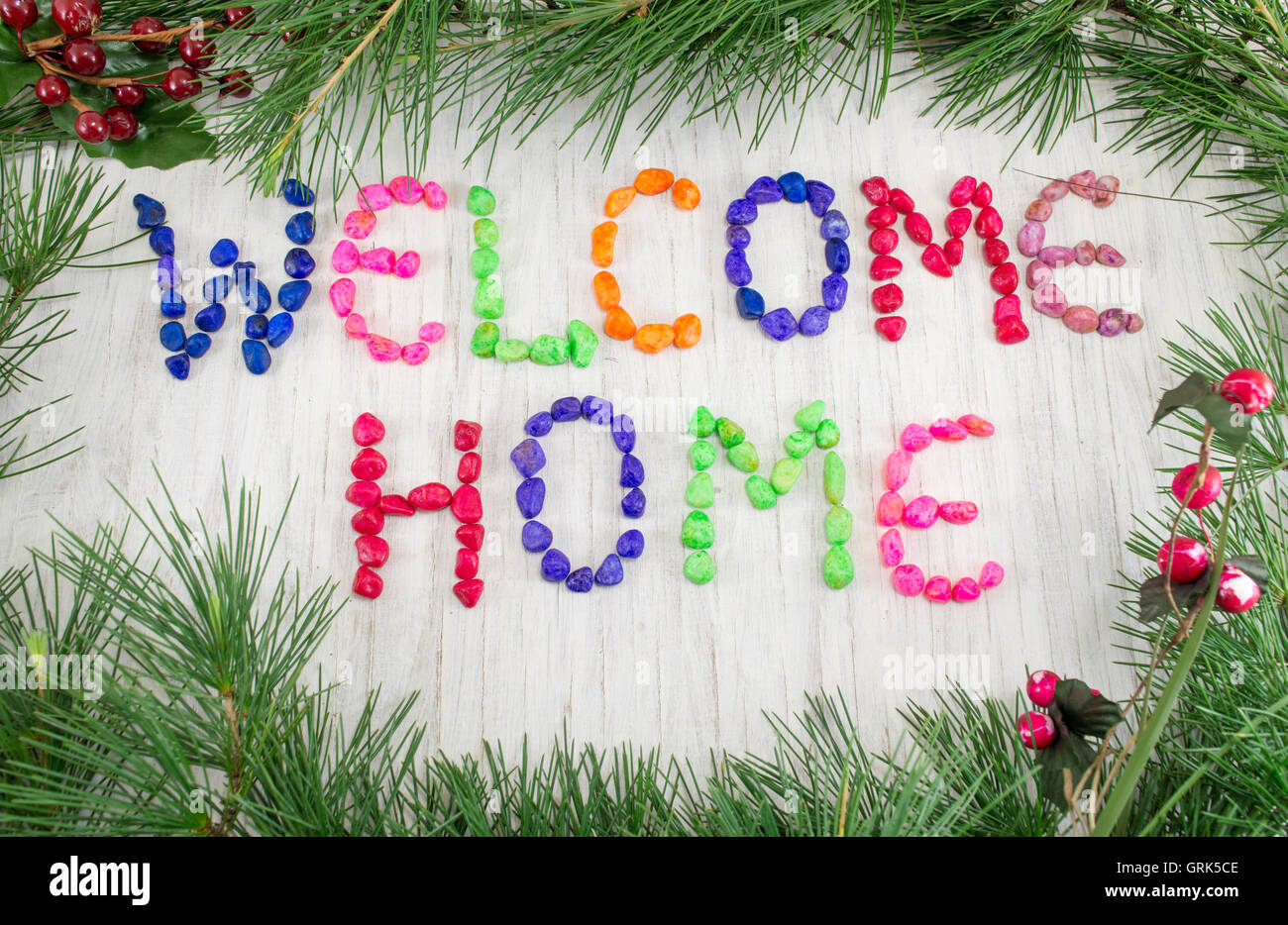 Benvenuti a casa nota scritta con piccole rocce colorate Foto Stock