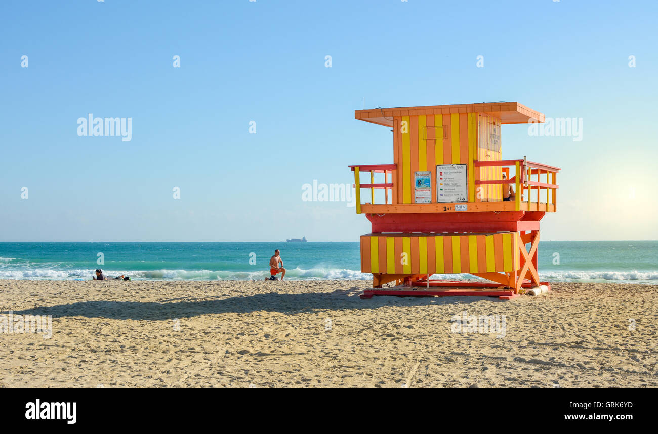 MIAMI, Stati Uniti d'America - 23 Novembre 2015 : casa bagnino con bagnino e un nuotatore s sulla spiaggia Foto Stock