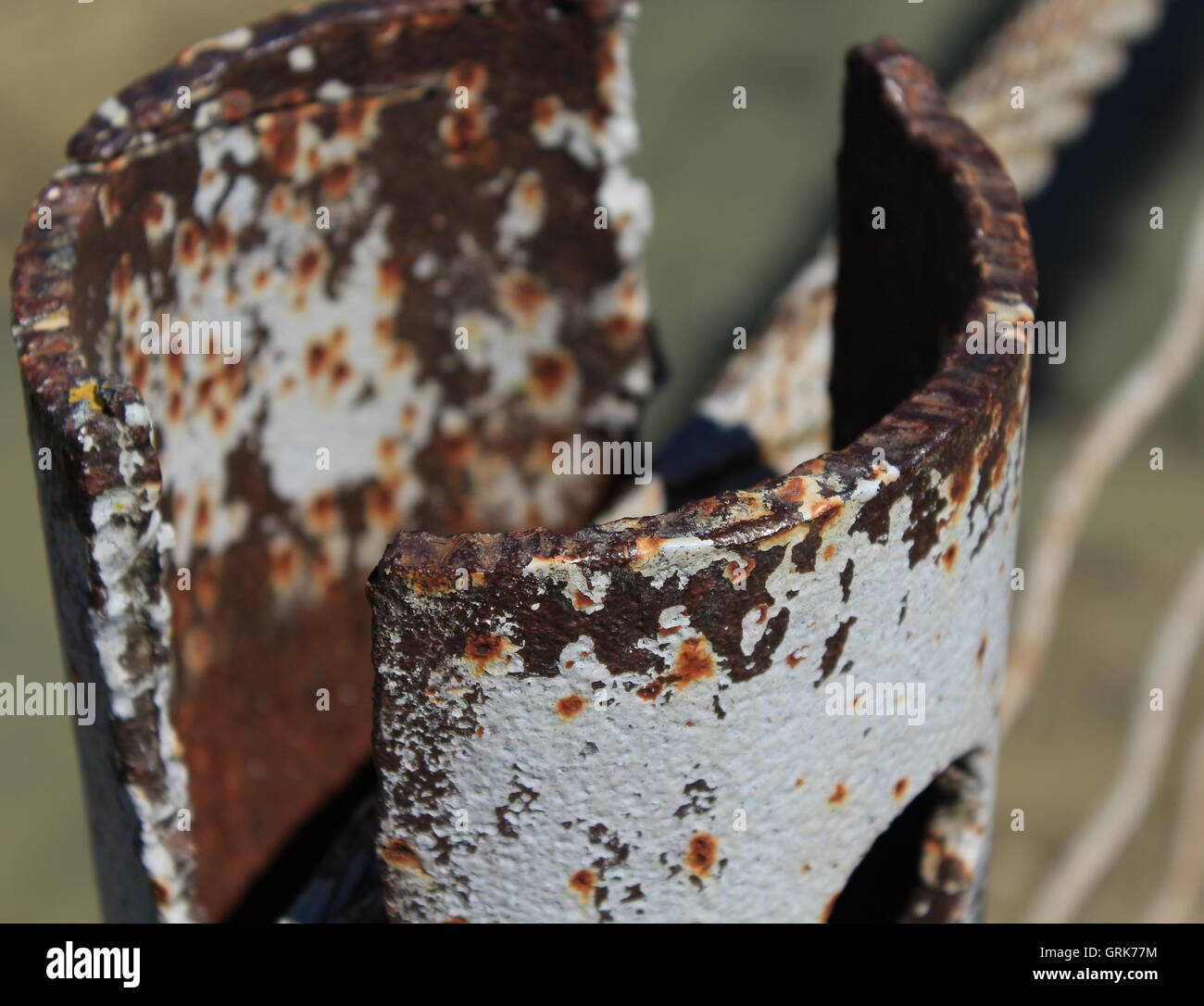 Macchie di ruggine su un palo metallico Foto Stock