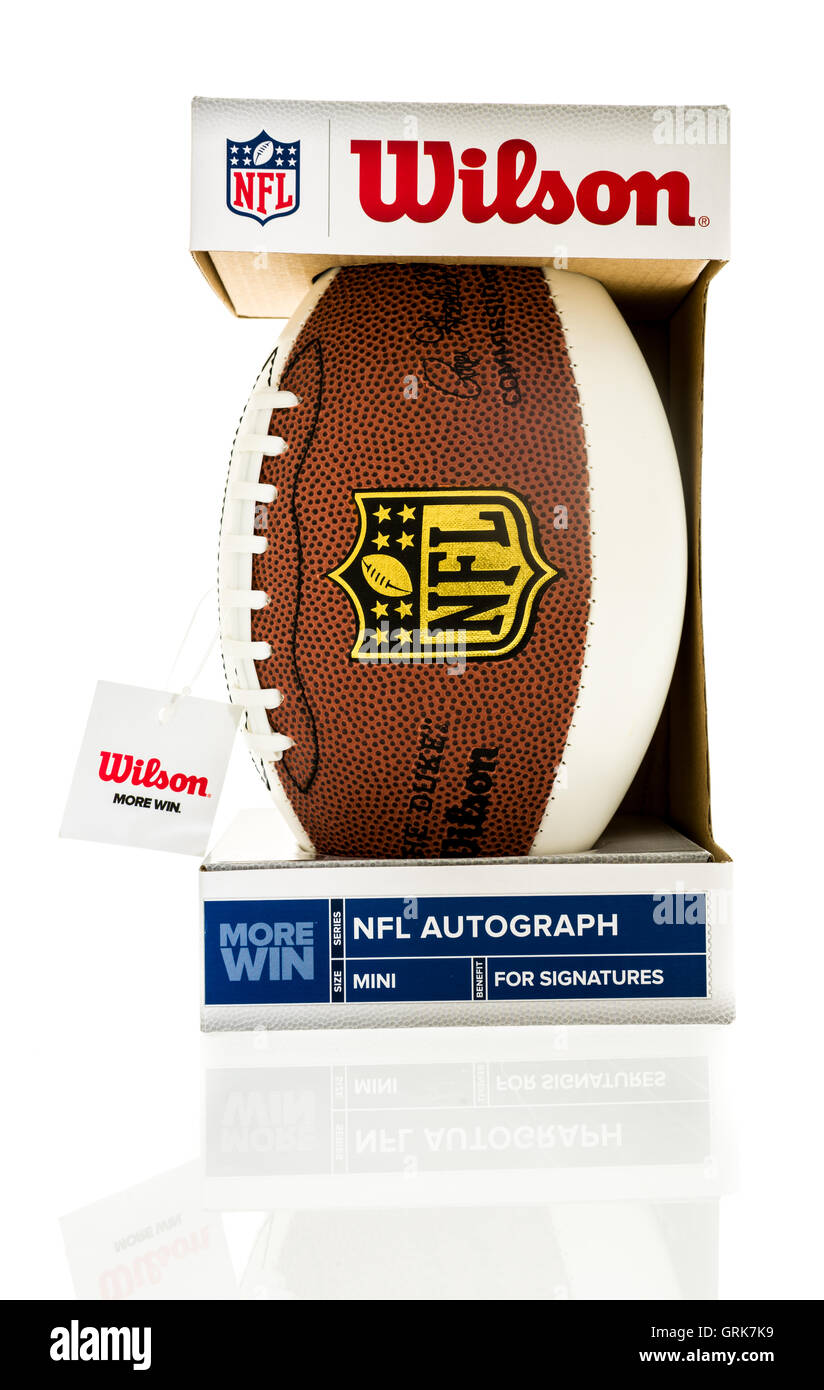 Winneconne, WI - 1 Agosto 2016: Wilson mini football NFL realizzato per gli autografi isolato su un background. Foto Stock