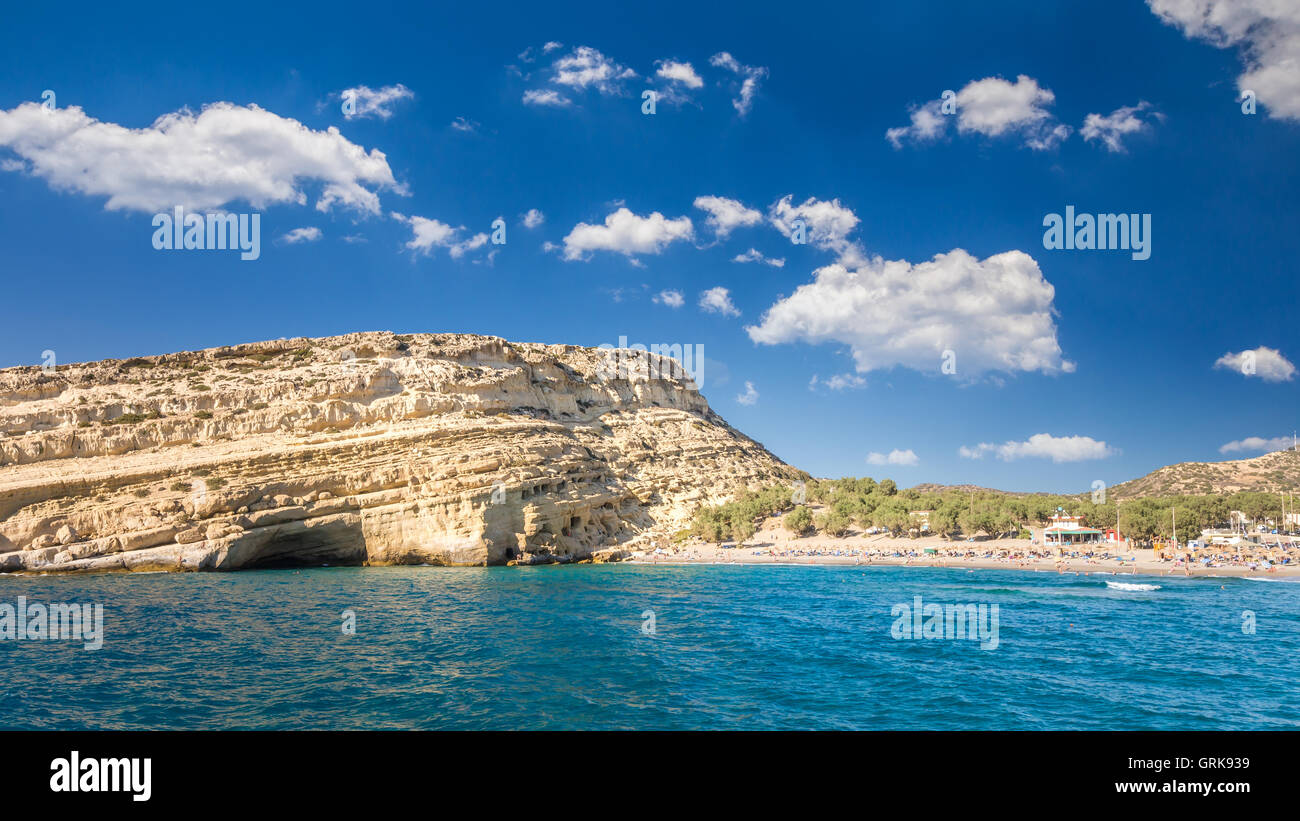 La spiaggia di Matala sull isola di Creta, Grecia. Ci sono molte grotte vicino alla spiaggia. Foto Stock
