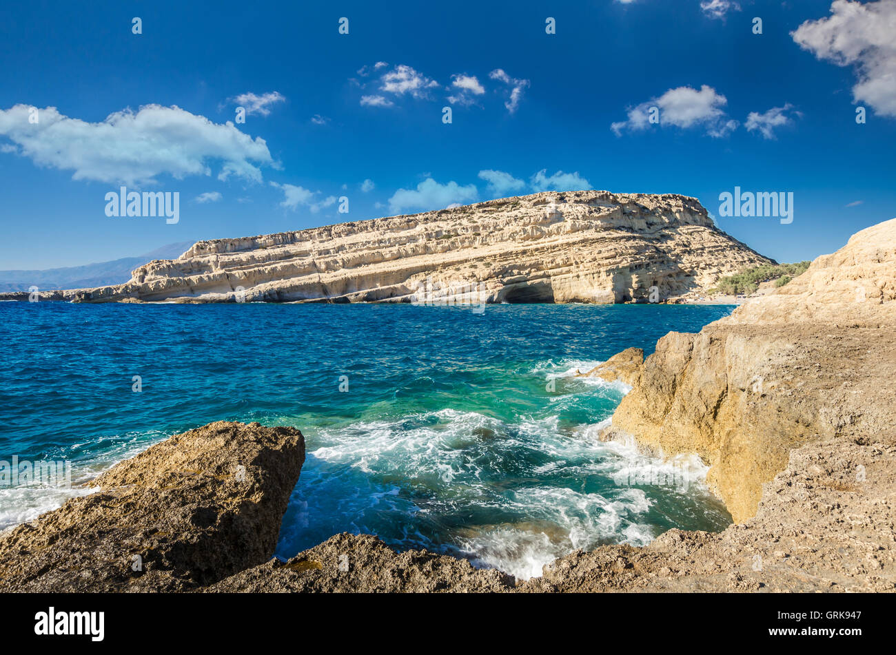 La spiaggia di Matala sull isola di Creta, Grecia. Ci sono molte grotte vicino alla spiaggia. Foto Stock