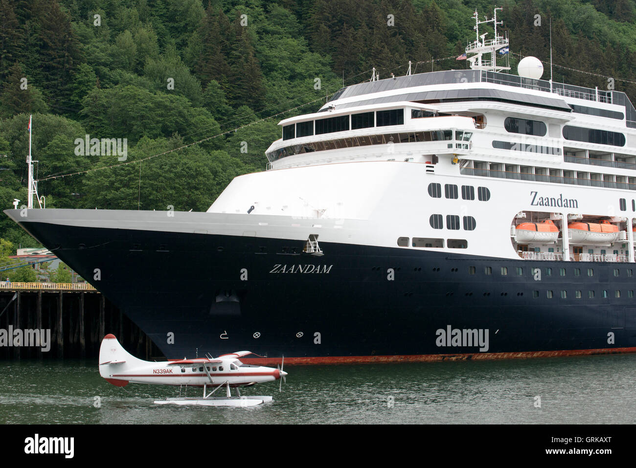 Zaandam, vela vicino al sud Franklin dock, Juneau, in Alaska. Royal Caribbean International la radianza dei mari emerse dal Foto Stock