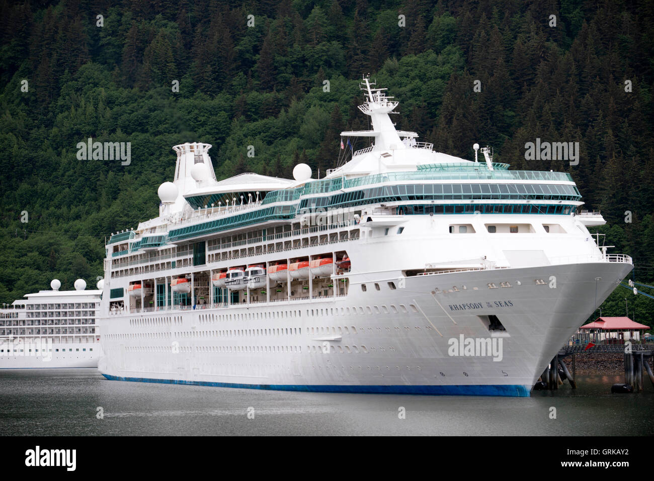 Rhapsody dei mari, vela vicino al sud Franklin dock, Juneau, in Alaska. Royal Caribbean International la radianza dei mari Foto Stock